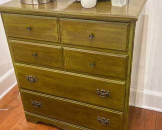 Vintage 5-Drawer Wooden Dresser Chest – Classic Mid-Century Bedroom Storage Cabinet.