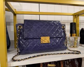 Chanel Quilted Leather Flap Bag with Gold Chain Strap – Classic Designer Shoulder Handbag.
