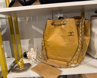 Chanel Vintage Leather Bucket Bag with Chain Strap – Designer Drawstring Shoulder Purse.