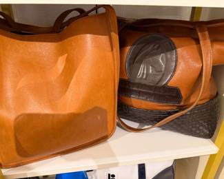 Vintage Tan Leather Shoulder Bag with Strap – Classic Minimalist Crossbody Handbag.