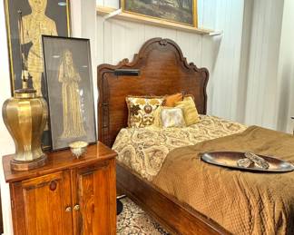 Vintage Wooden Bed Frame with Carved Headboard – Traditional Solid Wood Bedroom Furniture