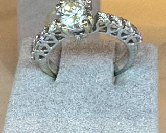 Diamond Engagement Ring in White Gold – Round Brilliant Solitaire with Pavé Diamond Filigree Band