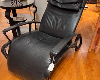 Modern Black Leather Reclining Lounge Chair with Bentwood Frame – Scandinavian Style Relax Chair with Headrest