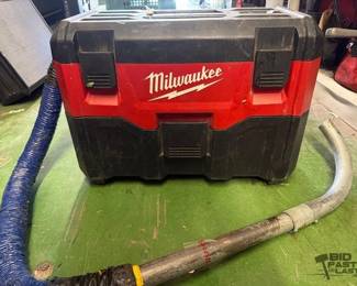 6100  Milwaukee 2 Gallon M18 Vacuum 