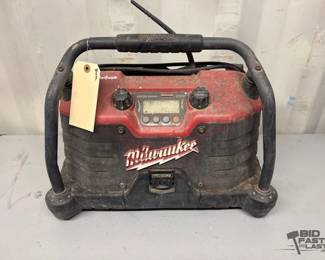 8028  Milwaukee Speaker With Battery 