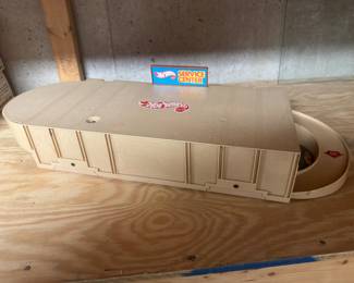 Mattel Hot Wheels "Sto N' Go" Service Center Playset