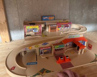 Mattel Hot Wheels "Sto N' Go" Service Center Playset