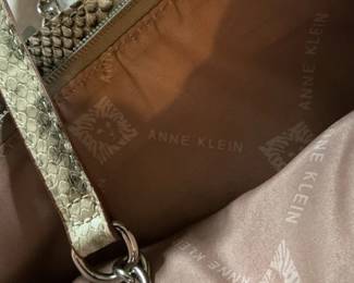 Quilted shoulder bag third image