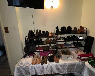 Womens 7.5 & 8 shoes, 32" tv