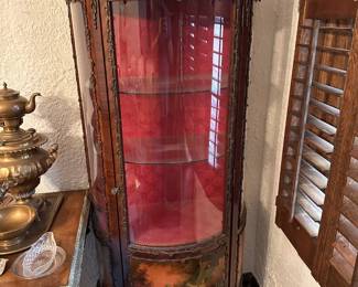 Pair of Ricardo Soriano Cerdan, S.A., Louis XVI French Style Curio Cabinets