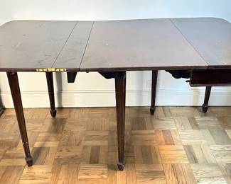 Vintage Expandable Solid Wood Dining Table With Leaf: Can Be Used In 3 Sizes Lot #: 38