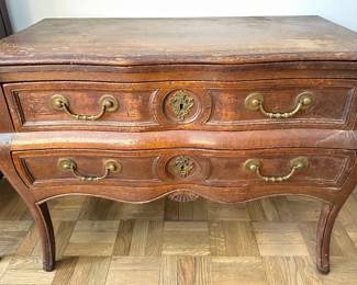  Vintage French Provincial Walnut Bombe Style Commode Chest With Pull-out Extension And Brass Hardware Lot #: 9