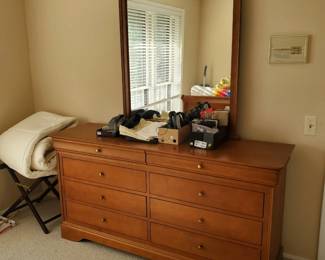 Newer bedroom dresser/mirro (8) drawers