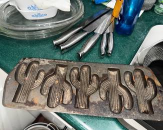 Cast iron cactus corn bread pan