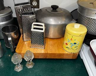 Yes  that is a Magnalite Dutch oven among other things. I think we have a sauce pot too.