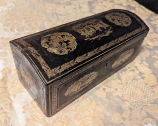 Antique Chinoiserie lacquered box