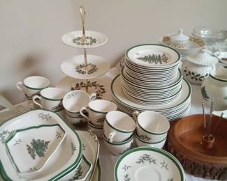 Spoke 12 place setting Christmas  tree