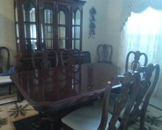 Dining room set 8 chairs and two leaves