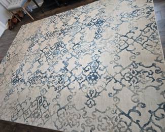 8 x 10 area rug in excellent condition