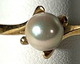Pearl ring in 10K gold setting
