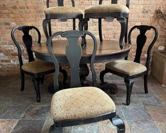 An American Traditional Round Dining Table & Chairs 