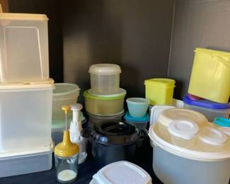 Lot Of Plastic Storage Lot Of It Tupperware 