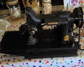 Singer Portable Sewing Machine  - Looks just like Featherweight 