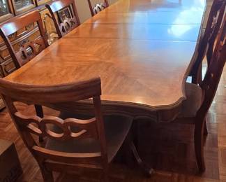 Dining Room Table with 2 Leaves in