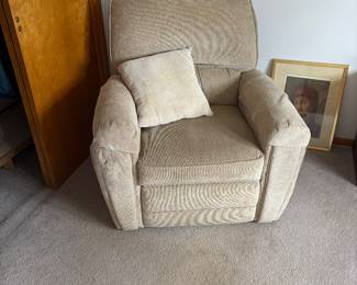Recliner chair that lifts up to standing position