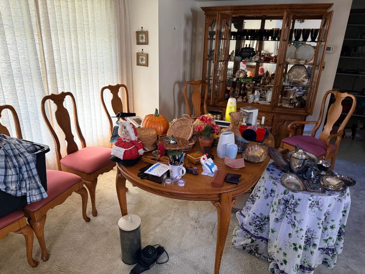 Queen Anne sytle solid oak China Cabinet, Dining Chairs and Extendable Table with leaves and tabletop protector pads