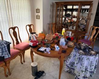 Queen Anne sytle solid oak China Cabinet, Dining Chairs and Extendable Table with leaves and tabletop protector pads