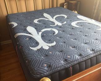 Like new sterns and foster LUX ESTATE collection premium mattress & boxspring set 2023