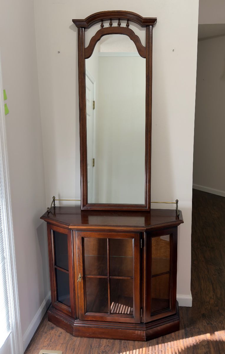 Curio cabinet and Mirror (Set)