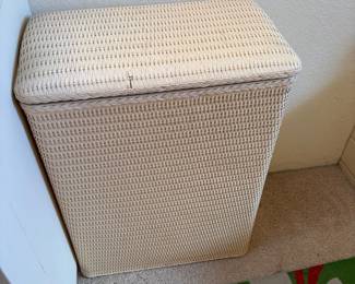 Woven laundry basket