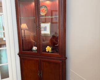 Corner cabinet