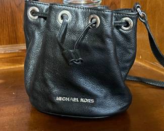 MICHAEL KORS MINI BUCKET BAG