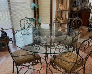 Glass top round kitchen table with 4 chairs 