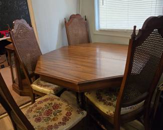 Wood table with 6 chairs, 2 leafs, and table covers