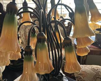 Pong Lily Table Lamp 