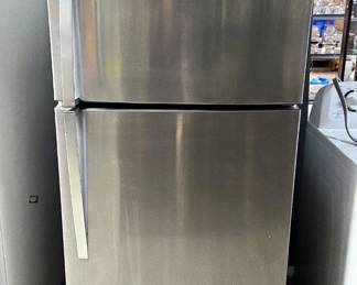 Whirlpool Top Freezer Refrigerator Model WRT519SZDM02