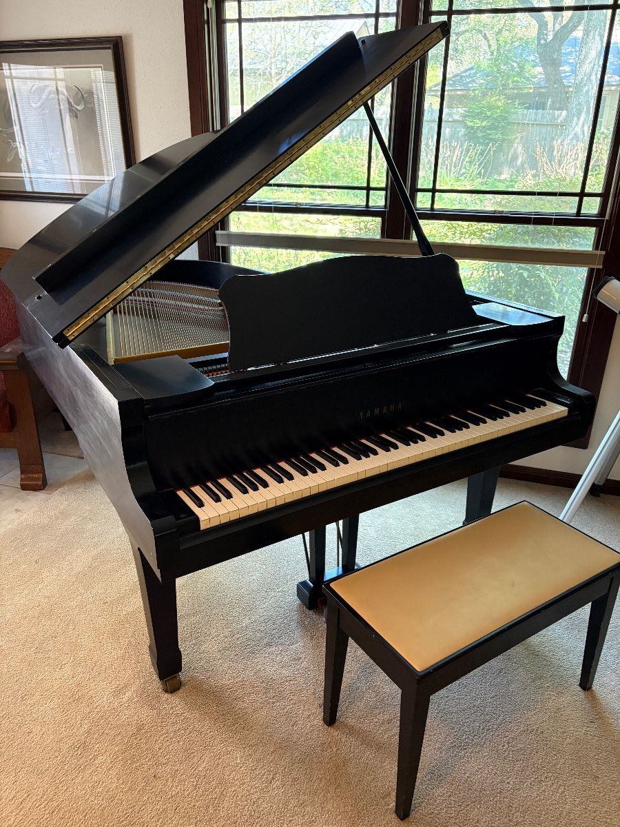 Elegant Yamaha Grand Piano (G3) Satin Ebony Finish