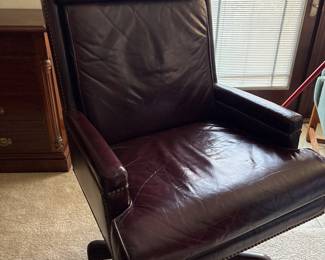 Traditional Leather Executive Swivel Office Chair