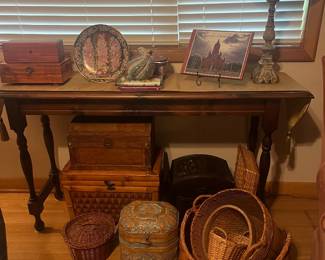 Console table, baskets