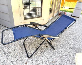 Zero gravity lounge chair