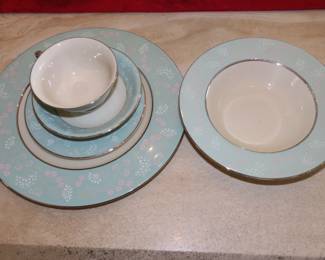 Large dinner set made in the USA "Corsage"