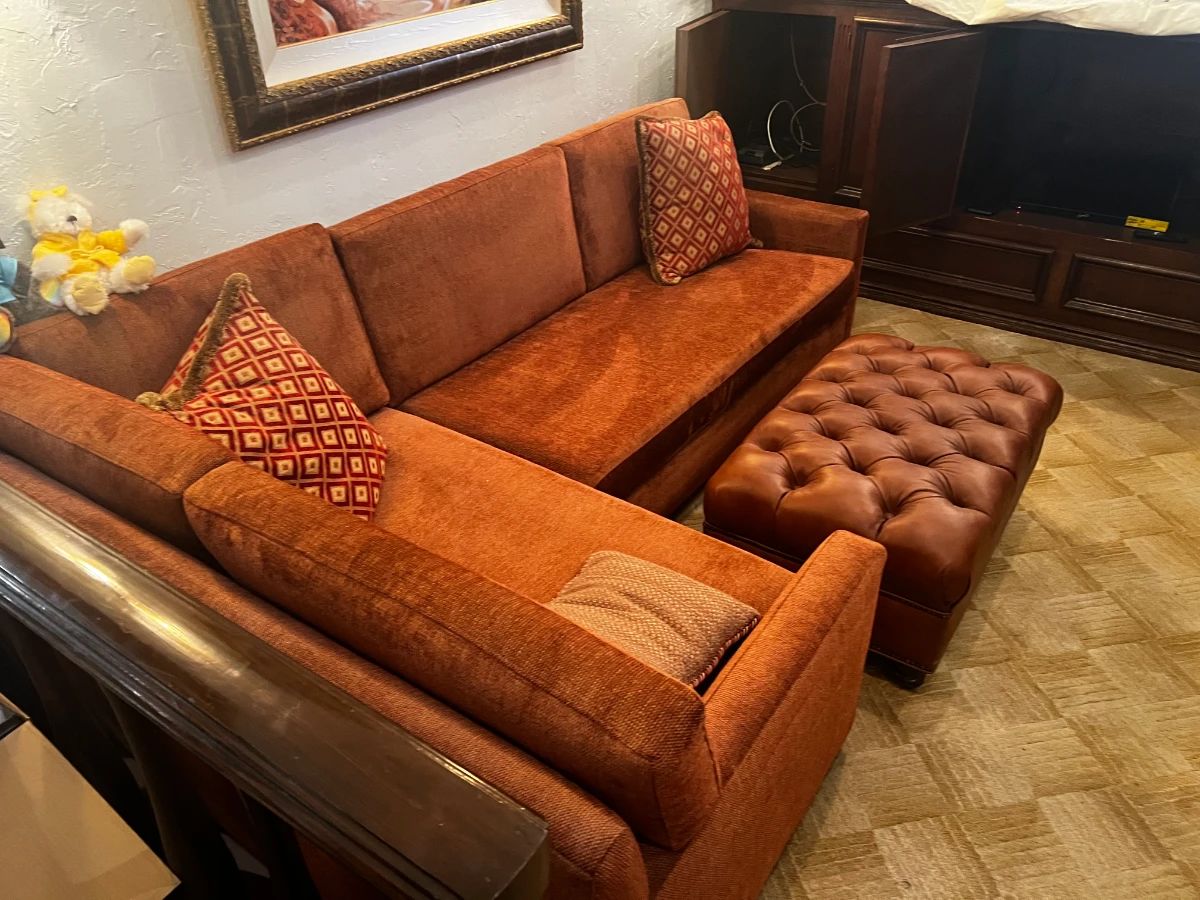 NICE VINTAGE L-SHAPED COUCH IN ICONIC BURNT ORANGE & LEATHER TUFTED OTTOMAN