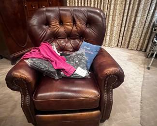 VERY NICE "LAZY-BOY" LEATHER RECLINING CLUB CHAIR...