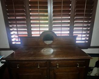 ANTIQUE COMODE WITH DRAWERS AND ROUND MIRROR.