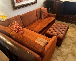 NICE VINTAGE L-SHAPED COUCH IN ICONIC BURNT ORANGE & LEATHER TUFTED OTTOMAN