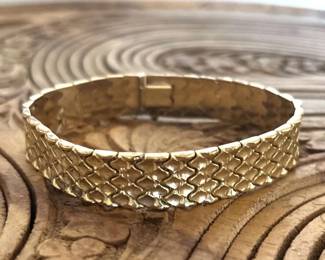 10K Yellow Gold Wavy Link Textured Bracelet.